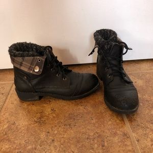 Kids vintage plaid knit black lace up fall/winter ankle boots.